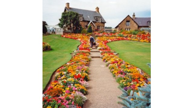 Historical Garden in Bloom Nisbet